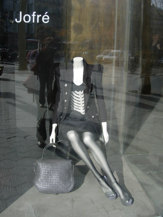 Skeletal Fashion On Diagonál