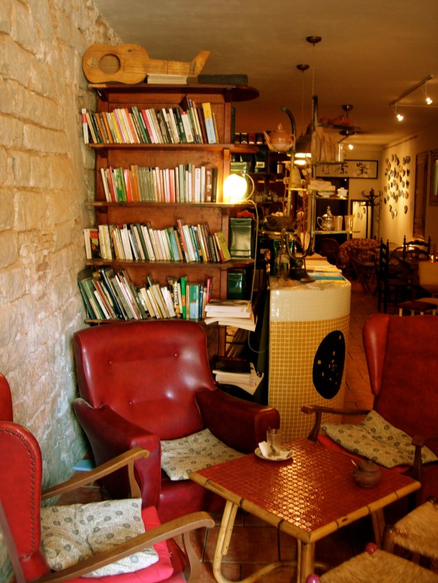 A sweet little informal library, with books in Spanish, English, and a few in German.  Most of the books I brought from the States have found a new home here.